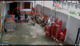 'Xe tặc' lẻn vào sâu trong sân nhà dân ăn cắp xe máy